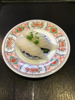 こんにちは！八食市場寿司です！
本日のおすすめネタです

本日のイチオシネタは『スズキ』です！

ぜひお越しください！

　
🍣秋田産　　　スズキ　　2貫　　430円
　
　

 #八食センター #八食市場寿司  #八戸寿司 #八戸グルメ #八戸観光