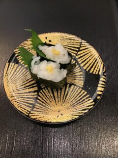 こんにちは！八食市場寿司です！
本日のおすすめネタです

本日のイチオシネタは『白えび軍艦』です！

ぜひお越しください！

　
🍣白えび軍艦　　2貫　　1340円
　
　

 #八食センター #八食市場寿司  #八戸寿司 #八戸グルメ #八戸観光