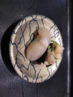 こんにちは！八食市場寿司です！
本日のおすすめネタです

本日のイチオシネタは　『大粒ほたてセット』です！
貝柱握りと小柱軍艦のセット商品です
通常1340円のところ、1030円で売り出しいたします✨

この機会にぜひお店でご賞味ください‼️

🍣大粒ほたてセット　　（貝柱握り、小柱軍艦）　1340円→1030円
　
　

 八食センター 八食市場寿司  八戸寿司 八戸グルメ 八戸観光