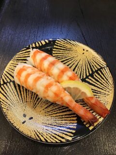 こんにちは！八食市場寿司です！
本日のおすすめネタです🐟

本日のイチオシネタは『特大蒸し車エビ』です！

ぜひお越しください！

　
🍣天然特大蒸し車エビ　　2貫　　1340円

　
　

 #八食センター #八食市場寿司  #八戸寿司 #八戸グルメ #八戸観光