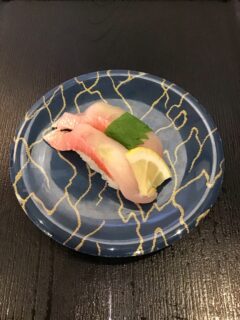 こんにちは！八食市場寿司です！
本日のおすすめネタです🐟

本日のイチオシネタは『金目鯛』です！

ぜひお越しください！

　
🍣八戸産　　　金目鯛　830円

　
　

 #八食センター #八食市場寿司  #八戸寿司 #八戸グルメ #八戸観光